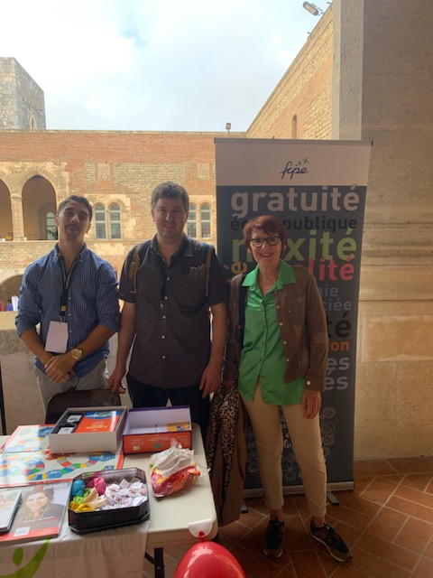 Billal Hajjaji (mission de service civique de la FCPE 66), Rémy Landri (président de la FCPE 66) et Françoise Fiter (vice-présidente du département déléguée aux personnes âgées et aux personnes handicapées).